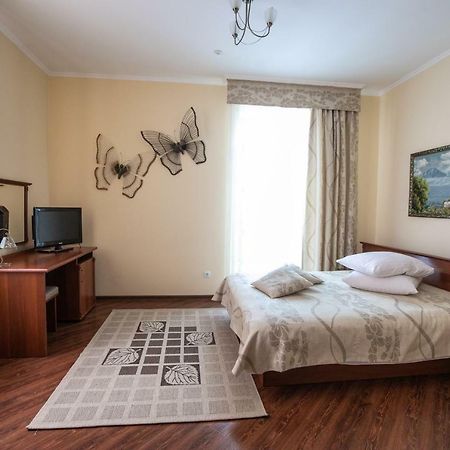 Karpaty Hotel Khust Exteriör bild